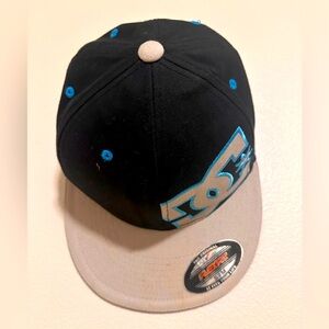 MENS DC SHOES FLEXFIT FITTED BLACK GRAY HAT CAP.